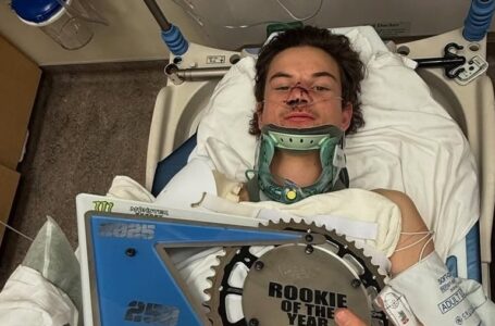 Cole Davies tiene un brazo roto y la nariz rota